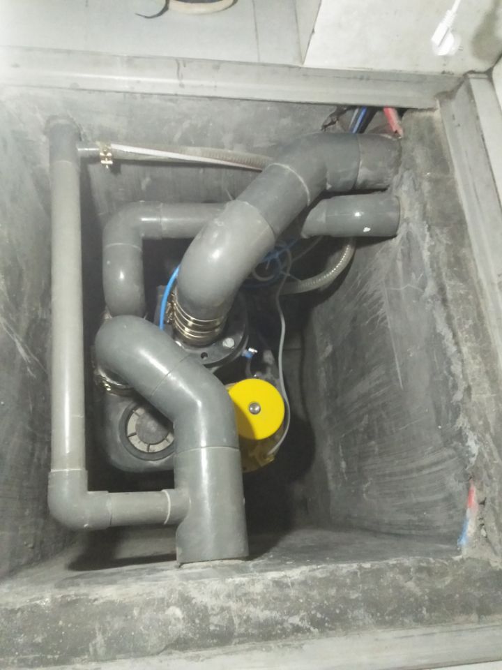 济南龙山希思庄园别墅地下室污水提升器安装案例